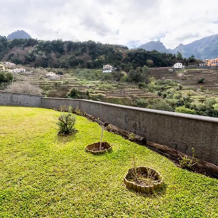 Dom wakacyjny Madeira Bird House - House In The Mountains With Garden