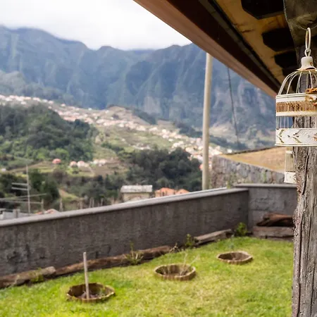 Dom wakacyjny Madeira Bird House - House In The Mountains With Garden São Vicente