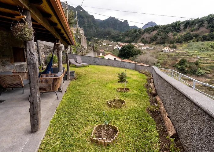 Hébergement de vacances Madeira Bird House - House In The Mountains With Garden *