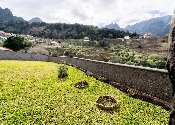 Дом отдыха Madeira Bird House - House In The Mountains With Garden